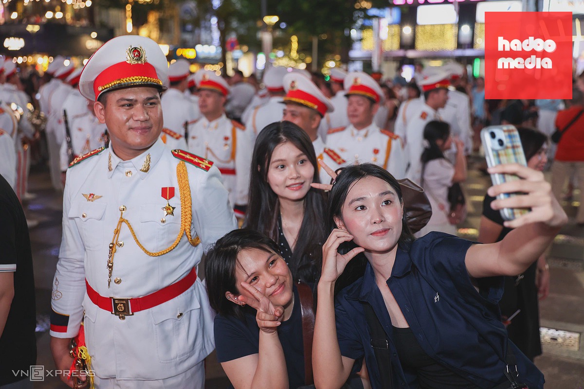 Đội kèn Công an biểu diễn âm nhạc trên phố đi bộ Nguyễn Huệ thu hút đông đảo người xem