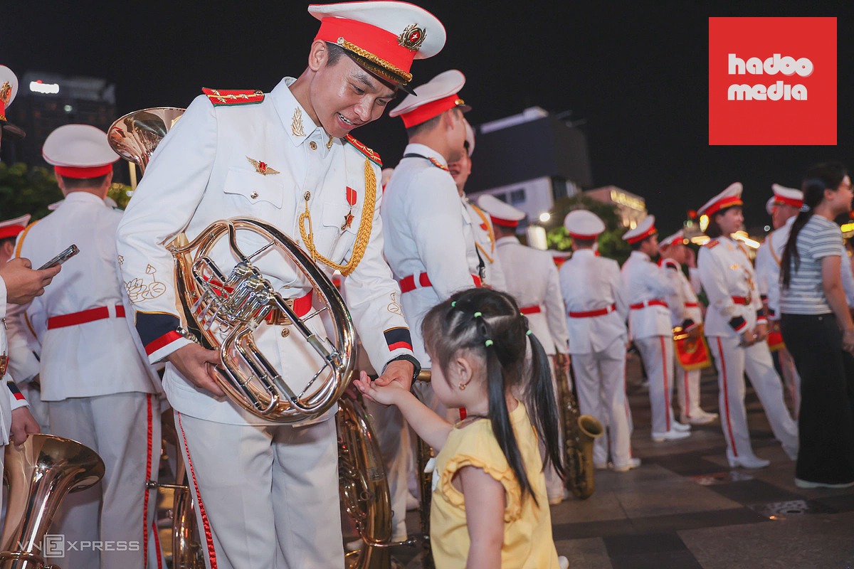 Đội kèn Công an biểu diễn âm nhạc trên phố đi bộ Nguyễn Huệ thu hút đông đảo người xem