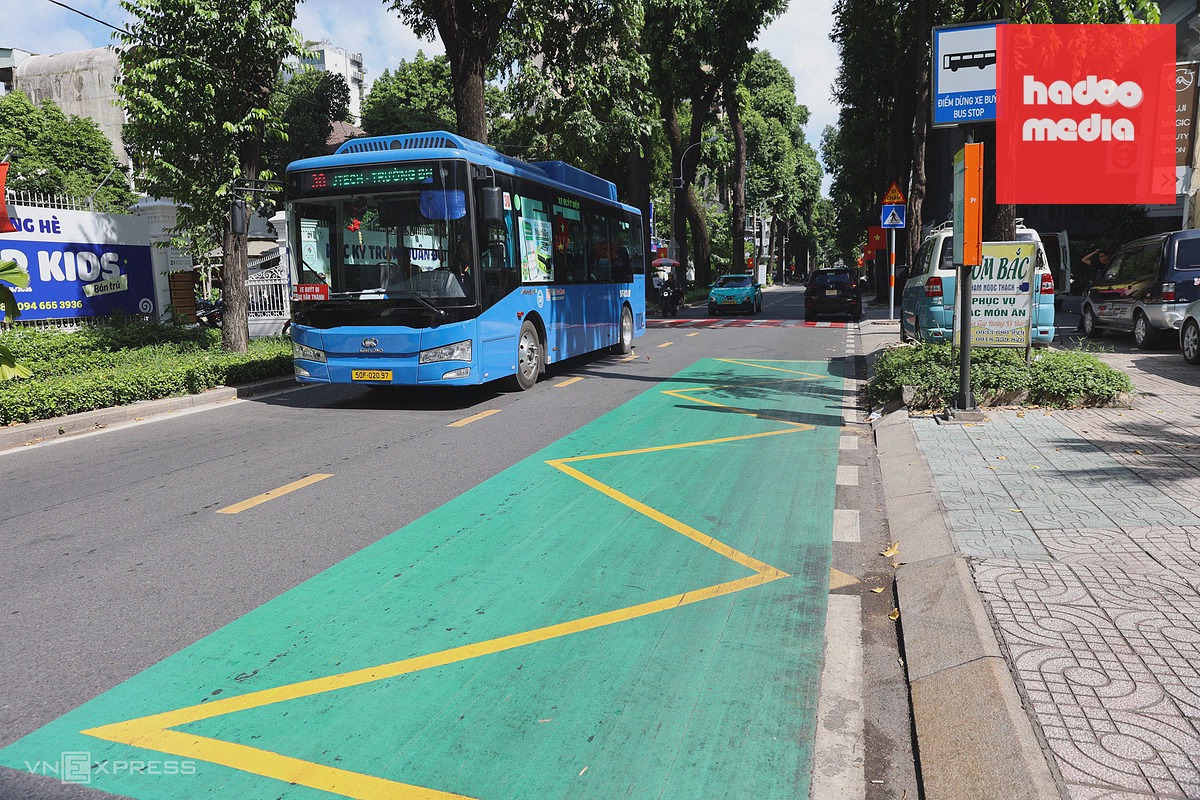 'Thay áo mới' cho nhà chờ, bến xe buýt trước ngày TP HCM miễn vé