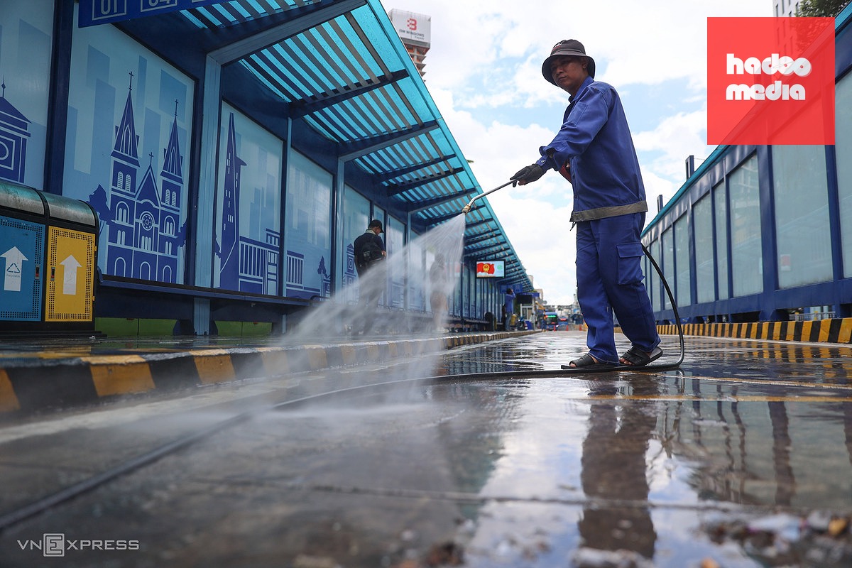 'Thay áo mới' cho nhà chờ, bến xe buýt trước ngày TP HCM miễn vé