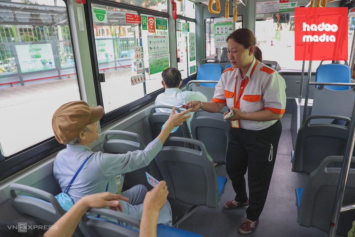 'Thay áo mới' cho nhà chờ, bến xe buýt trước ngày TP HCM miễn vé