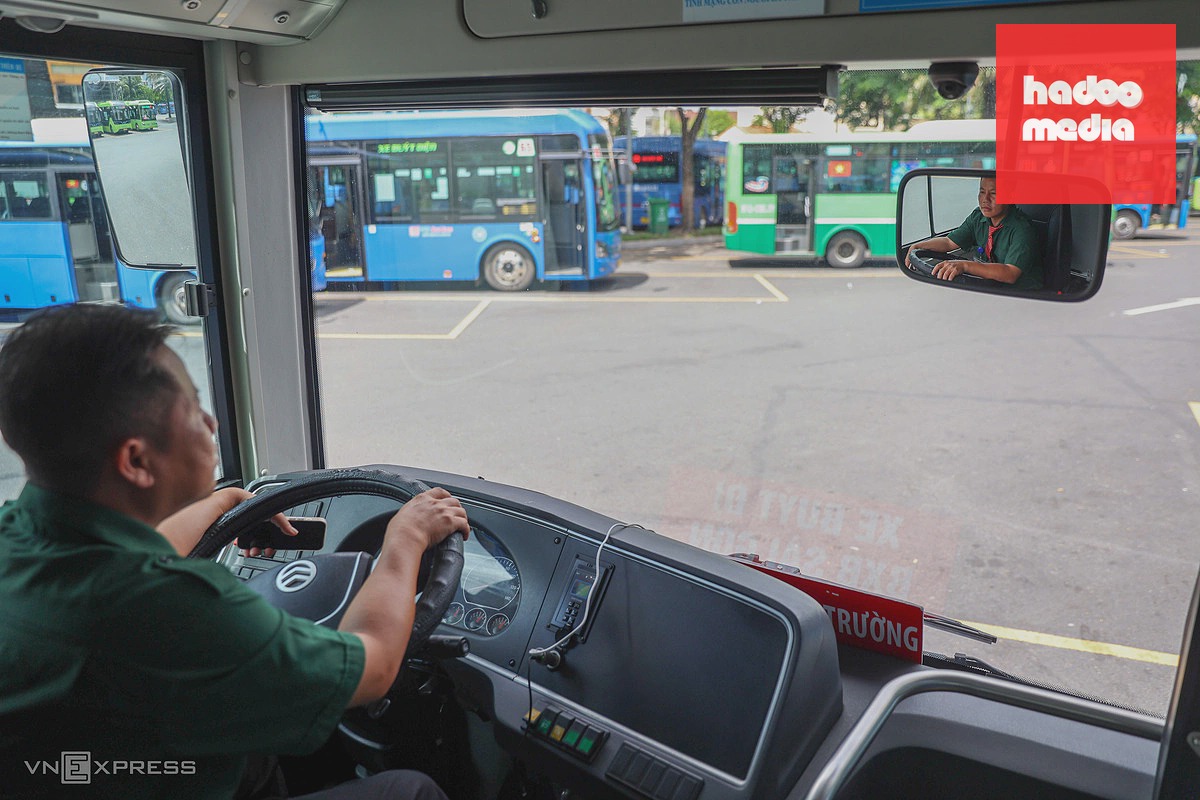 'Thay áo mới' cho nhà chờ, bến xe buýt trước ngày TP HCM miễn vé