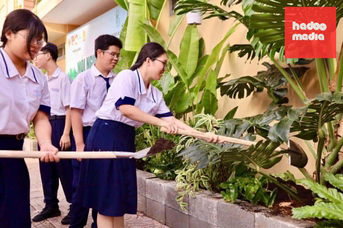 Phường An Đông là một trong những địa phương hưởng ứng phong trào “Toàn dân chung tay bảo vệ môi trường, vì một Việt Nam xanh - sạch - đẹp” với công trình "An Đông muôn sắc hoa" tại Trường THPT Trần Khai Nguyên - Ảnh: Phường An Đông