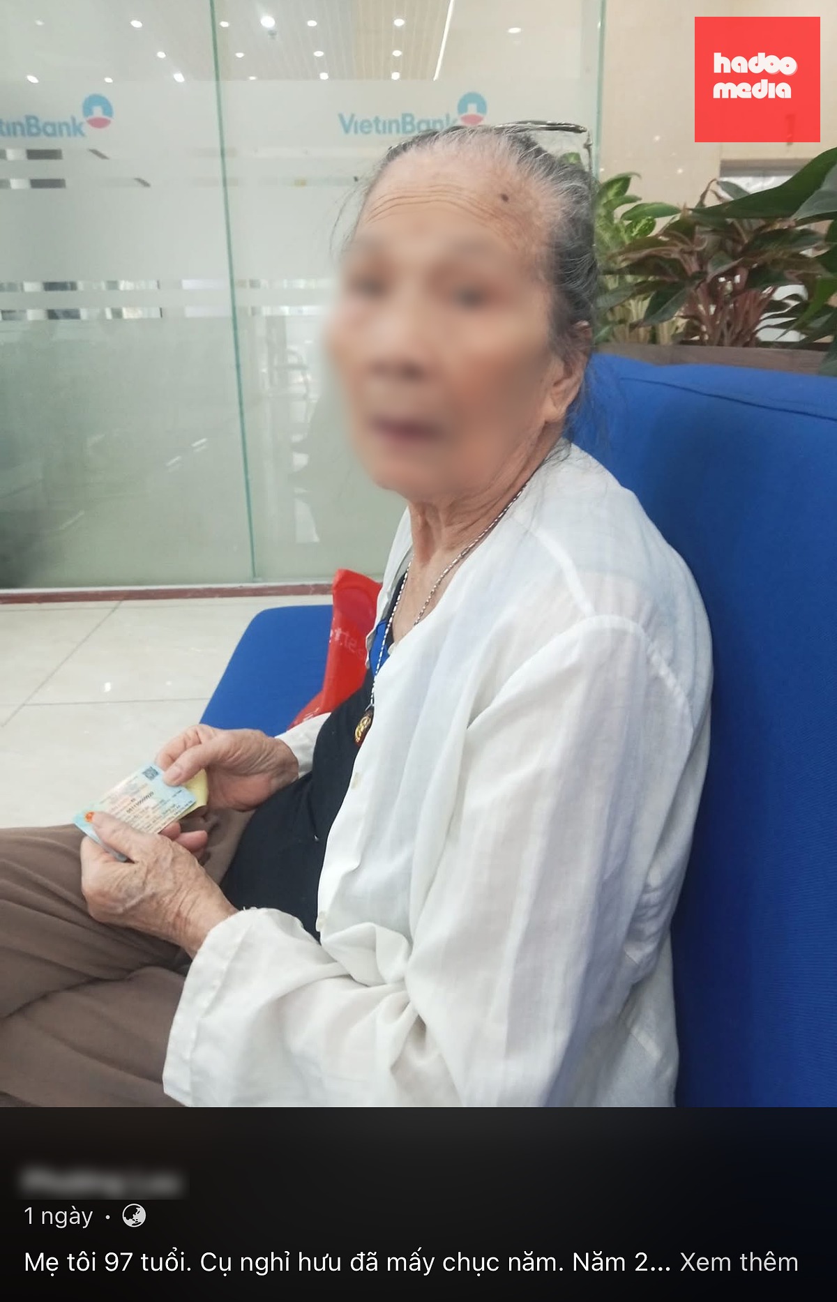 Hình ảnh cụ B. (97 tuổi) đợi ở ngân hàng để chờ phường Kim Liên chuyển chế độ hàng tháng vào tài khoản ngân hàng từ 8h sáng, nhưng đến hơn 15h chiều mới được xử lý - Ảnh: NVCC