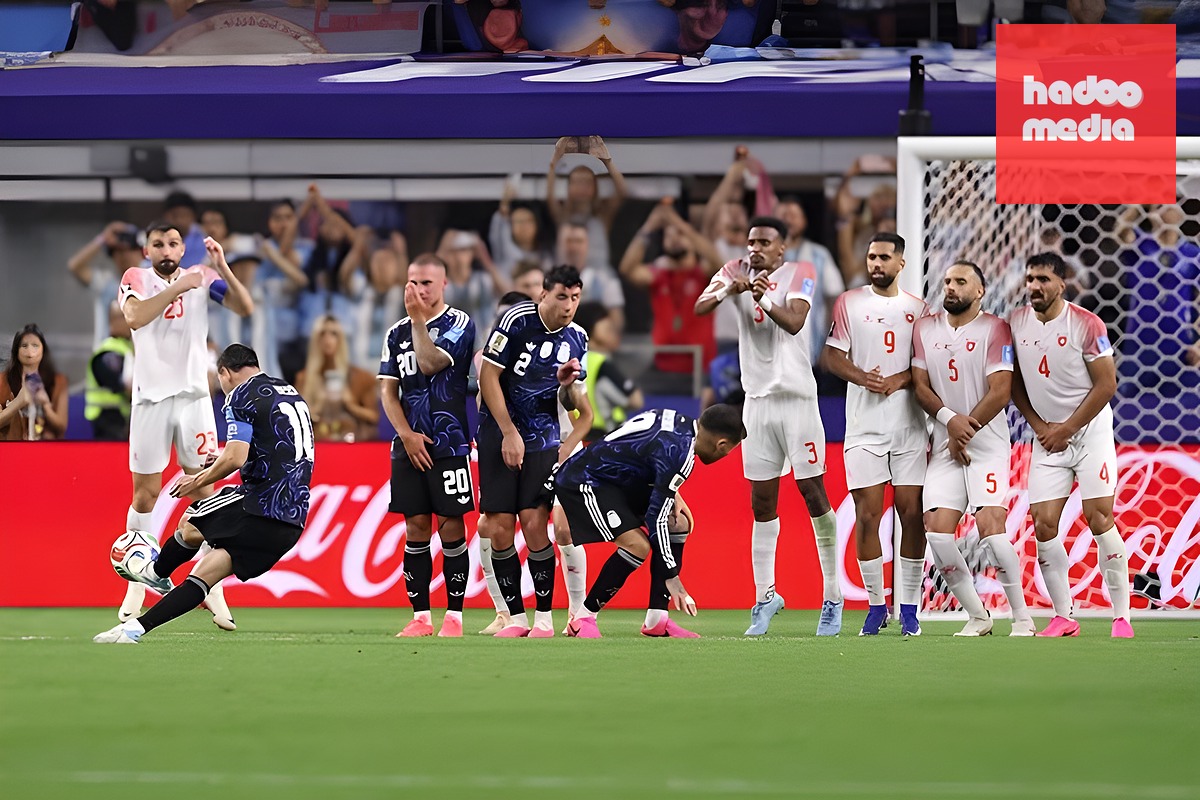 Tình huống sút phạt đẹp mắt của Messi. Ảnh: Getty Images.
