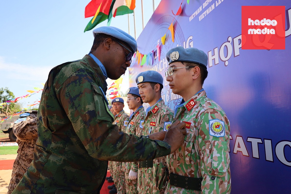 Đại diện Phái bộ UNMISS trao huy chương cho các thành viên Bệnh viện dã chiến Việt Nam. Ảnh: Hoàng Phong