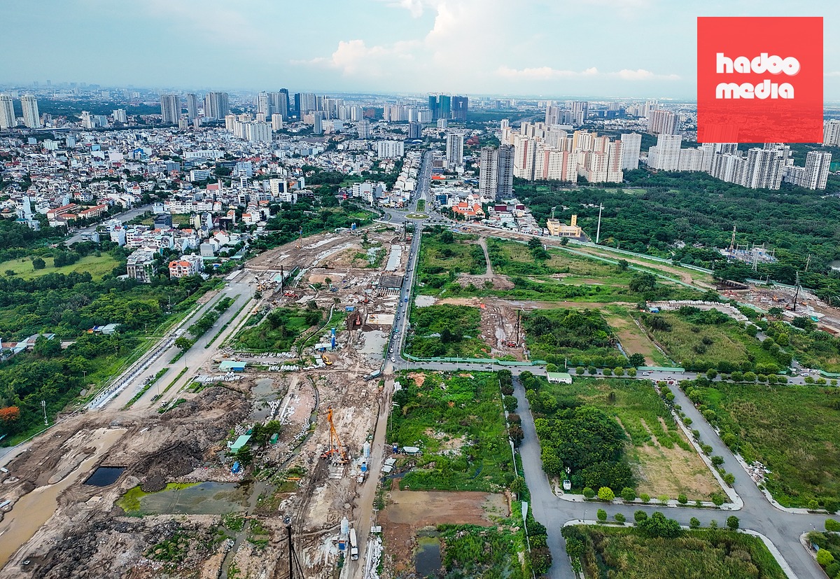 Các trục đường trong khu đô thị mới Thủ Thiêm từ hướng đường Nguyễn Cơ Thạch đến nút giao Trần Não đang được xây dựng nối liền mạch - Ảnh CHÂU TUẤN