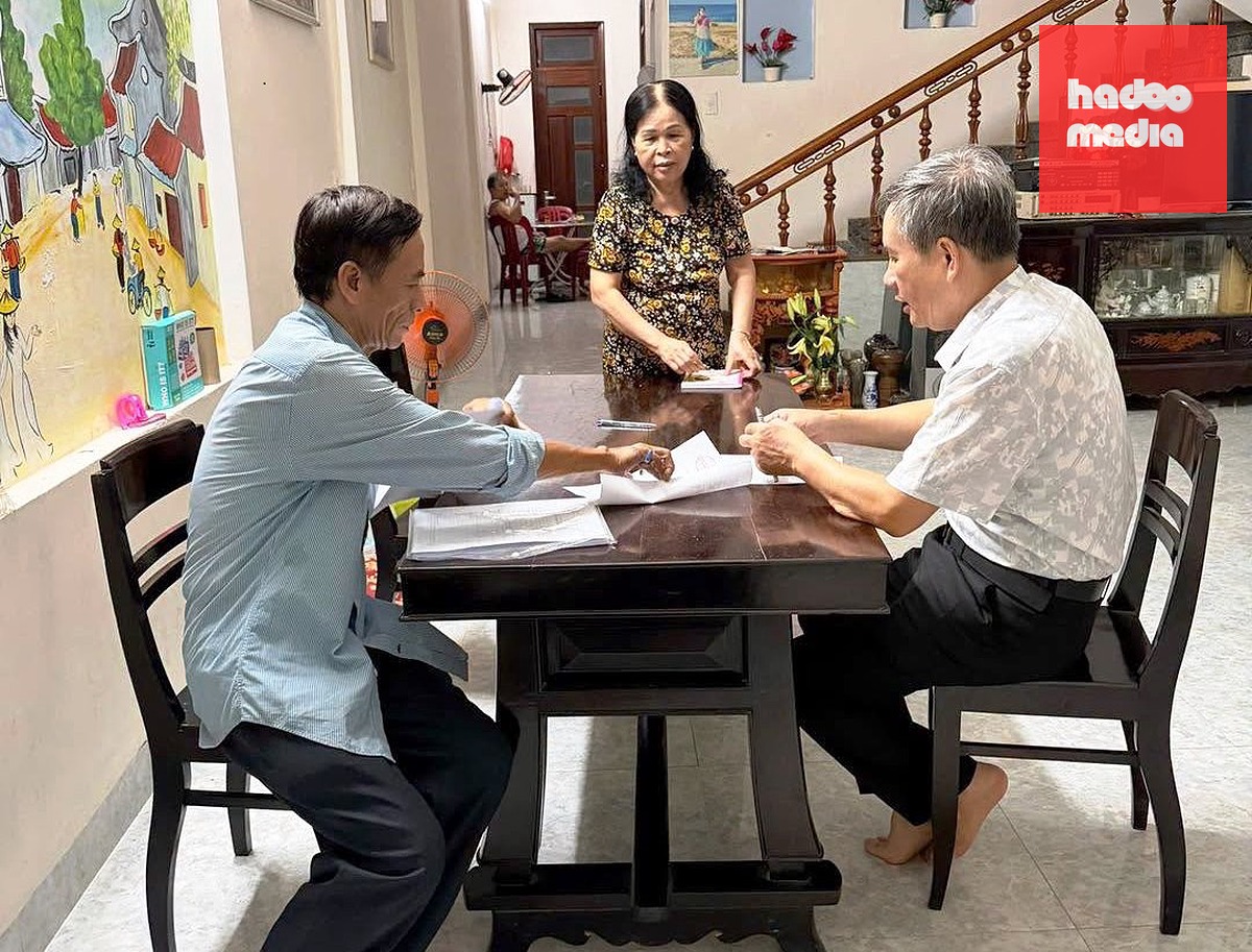 Tổ trưởng một tổ dân phố ở phường An Cựu, TP Huế đến nhà người dân để lấy ý kiến về việc sắp xếp lại thôn, tổ dân phố trên địa bàn - Ảnh: UBND phường An Cựu