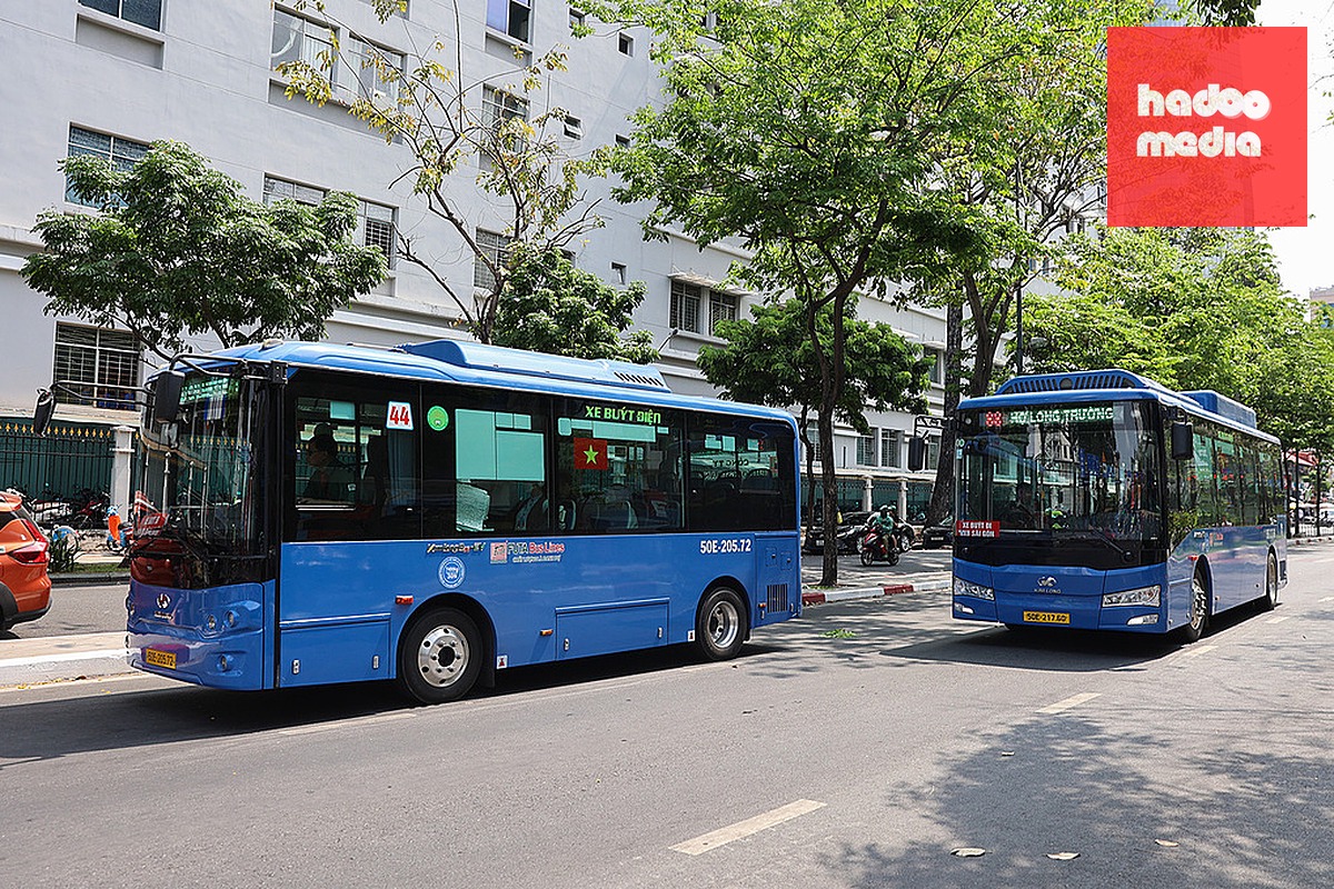 Xe buýt điện chạy ở trung tâm TP HCM. Ảnh: Quỳnh Trần