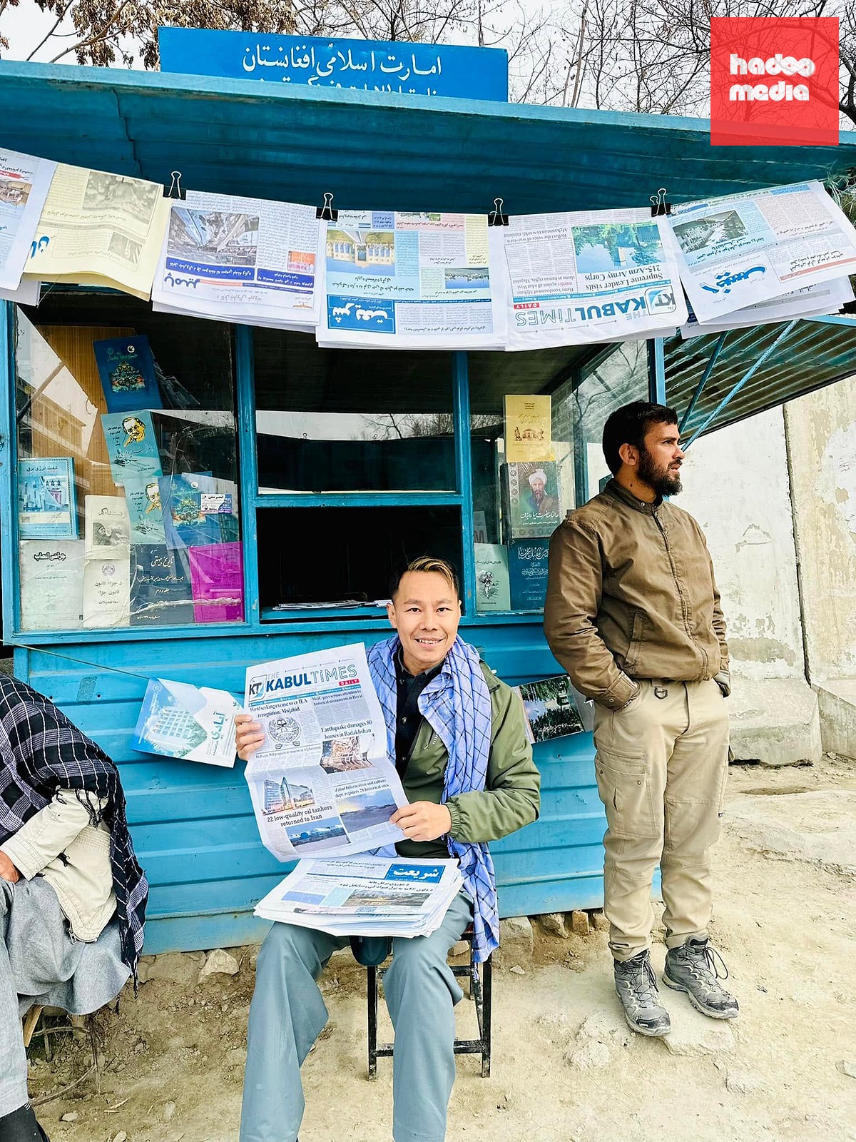 Tác giả trước sạp báo ở Afghanistan, báo giấy vẫn xuất bản nhiều ở đất nước này