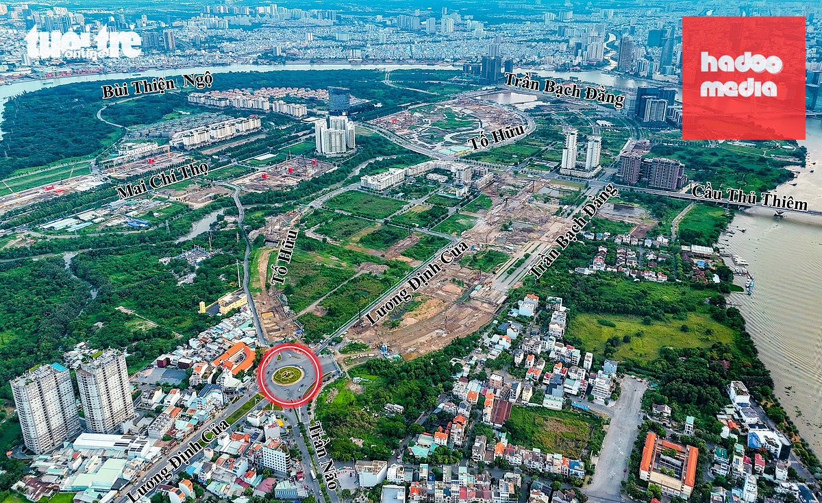 Một góc nhìn bao quát, khu đô thị Thủ Thiêm mới với hệ thống hạ tầng đang từng bước hình thành, các tuyến đường chính dần được nối lại, tạo nên cấu trúc kết nối rõ ràng giữa khu lõi đô thị và các hướng xung quanh. Lấy khu vực nút giao Trần Não - Lương Định Của làm điểm chuẩn, chúng ta có thể dễ dàng thấy các tuyến đường đang được nối liền mạch