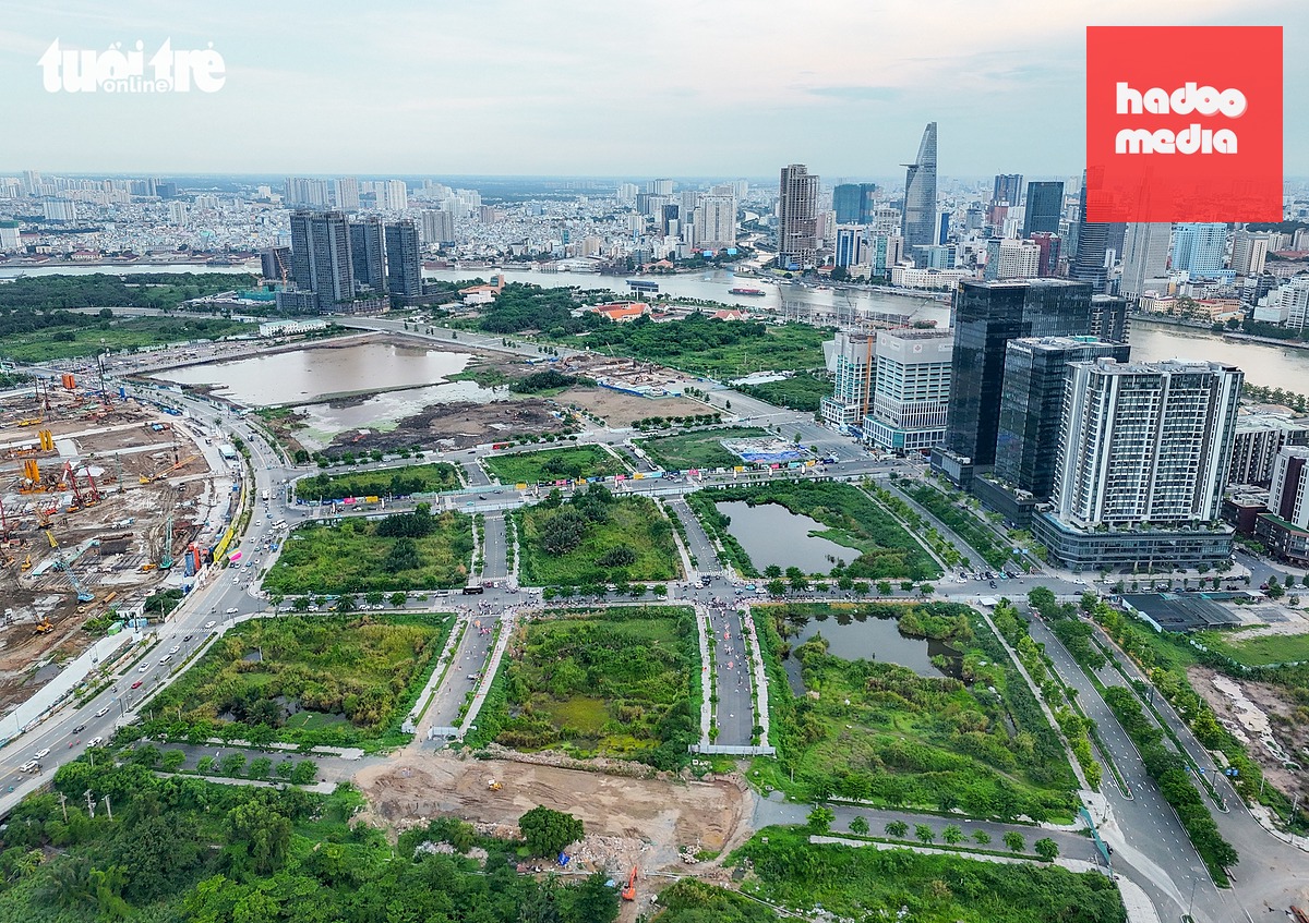 Giữa những khoảng đất rộng vừa được dọn mặt bằng, các tuyến đường đang được triển khai thi công kết nối, mở lối đi xuyên qua khu đô thị. Đây là những khu vực được quy hoạch cho các công trình thương mại, dịch vụ và không gian công cộng trong tương lai