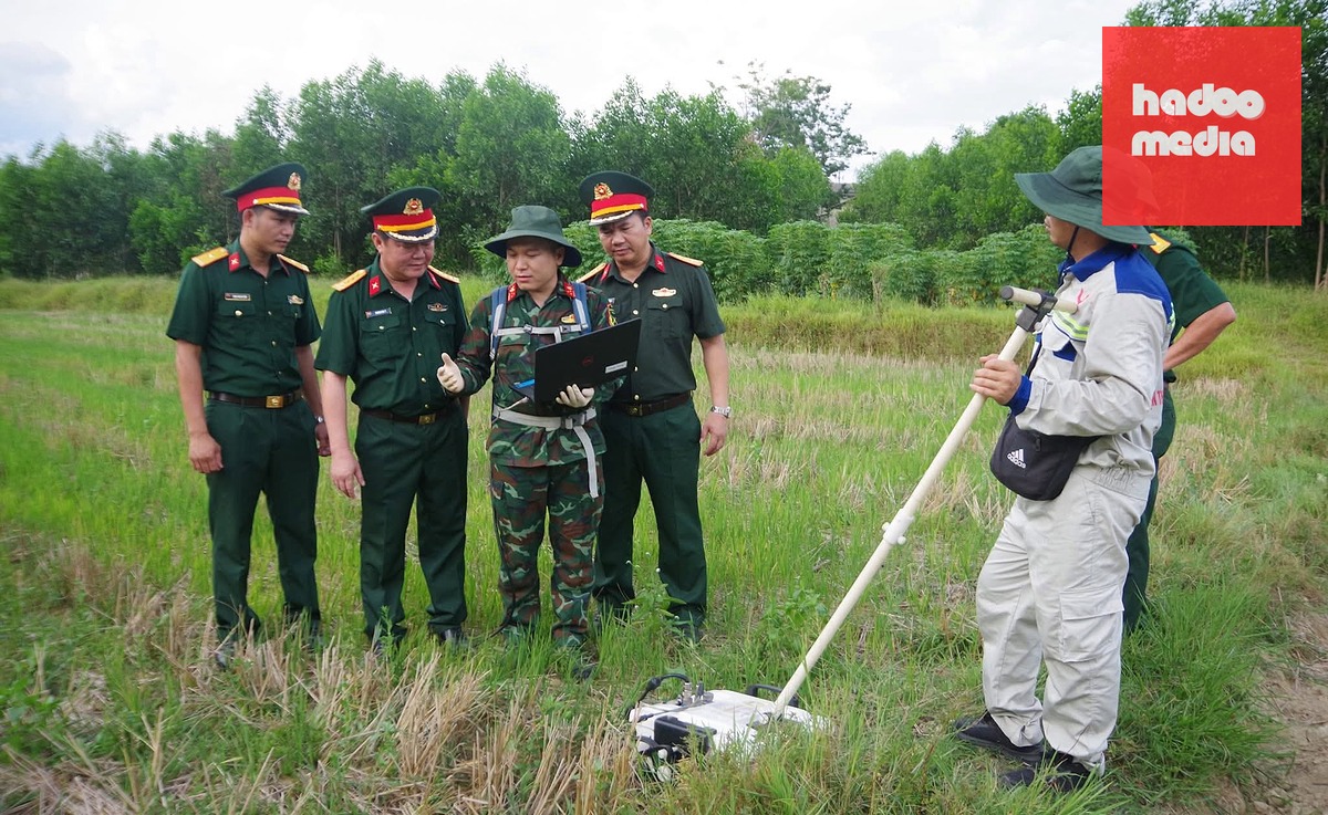 Dùng ra đa khảo sát khu vực liệt sĩ hy sinh ở cầu Câu Nhi, xã Nam Hải Lăng - Ảnh: QUANG HÀ
