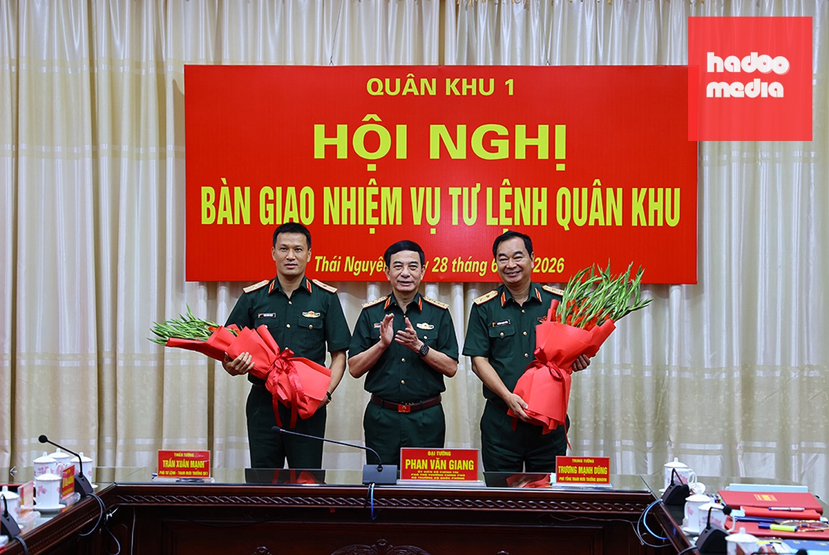 Đại tướng Phan Văn Giang (giữa) tặng hoa chúc mừng Trung tướng Trương Mạnh Dũng (bên phải) và Thiếu tướng Trần Xuân Mạnh