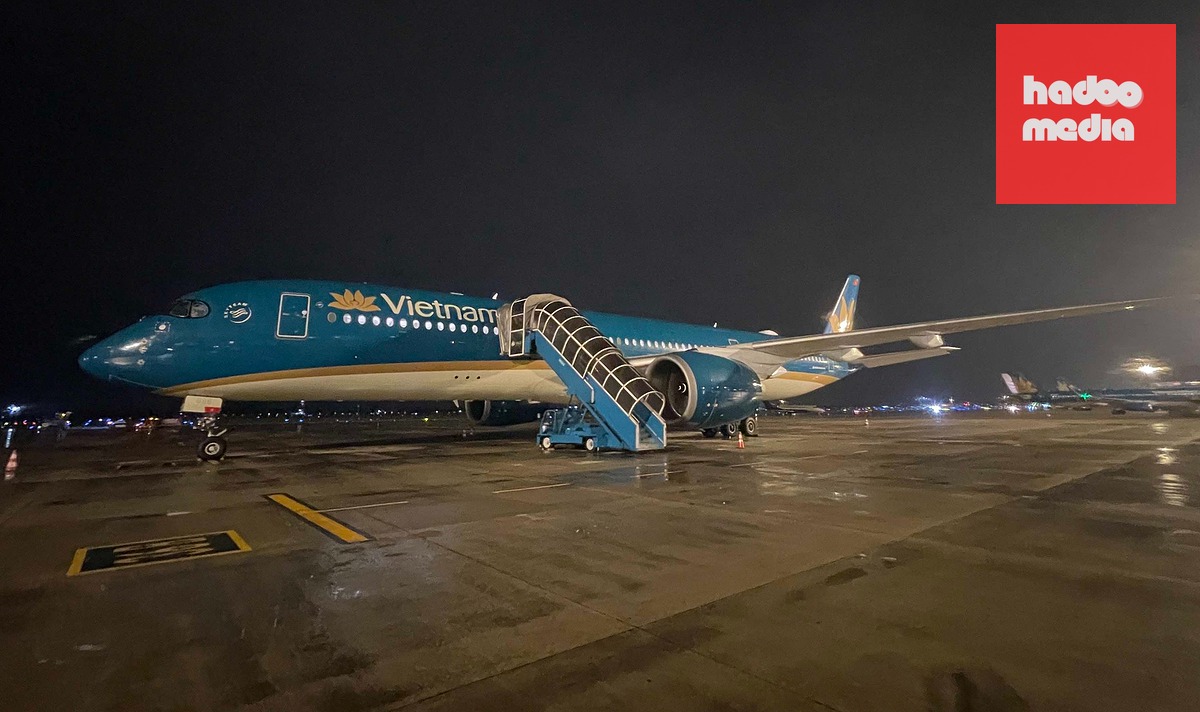 Máy bay Airbus A350 của Vietnam Airlines chuẩn bị khởi hành đưa đoàn cứu nạn của Việt Nam sang Venezuela lúc 23h30 đêm 28-6 - Ảnh: VNA