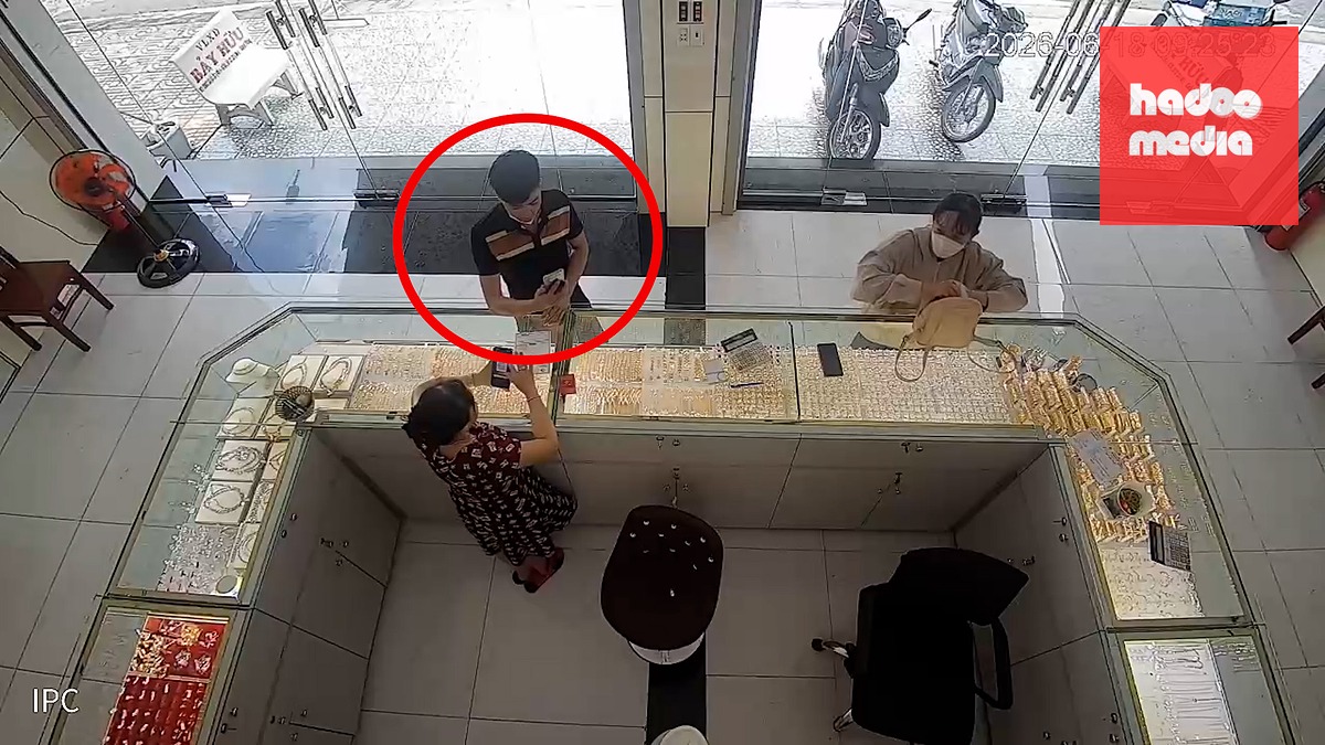 Phạm Đăng Sang đang tạo thông báo chuyển tiền giả để lừa người dân - Ảnh: Công an Đồng Tháp