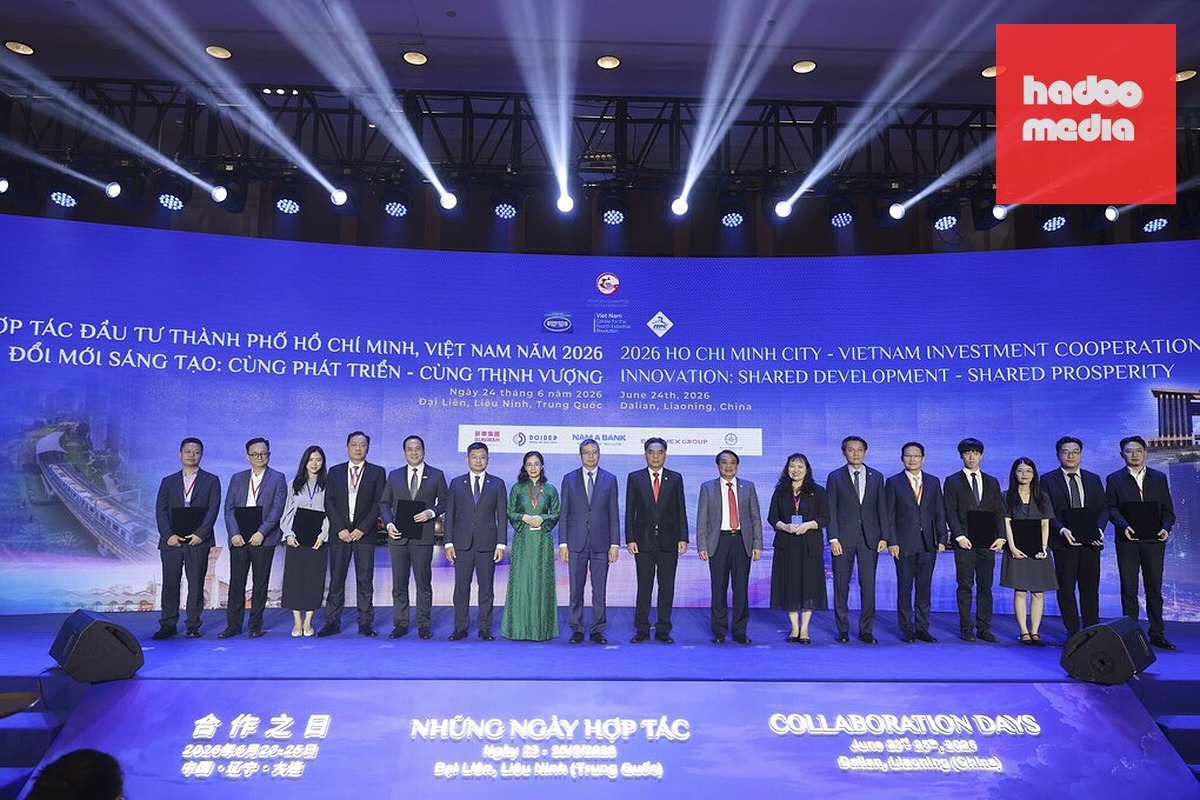 Các bên công bố hợp tác và trao thư đề nghị hợp tác tại Diễn đàn Hợp tác đầu tư TP HCM ở Đại Liên, Trung Quốc. Ảnh: HCMC C4IR
