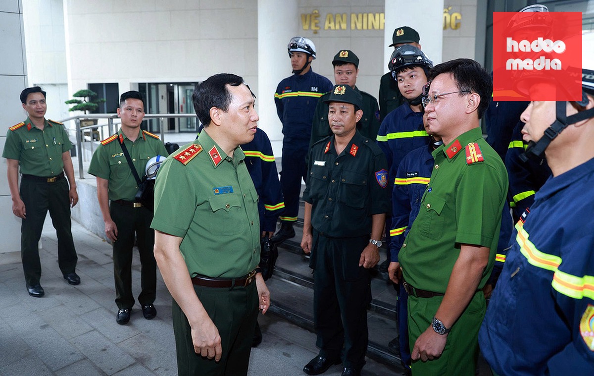 Thứ trưởng Lê Văn Tuyến động viên các thành viên trong đoàn. Ảnh: CACC