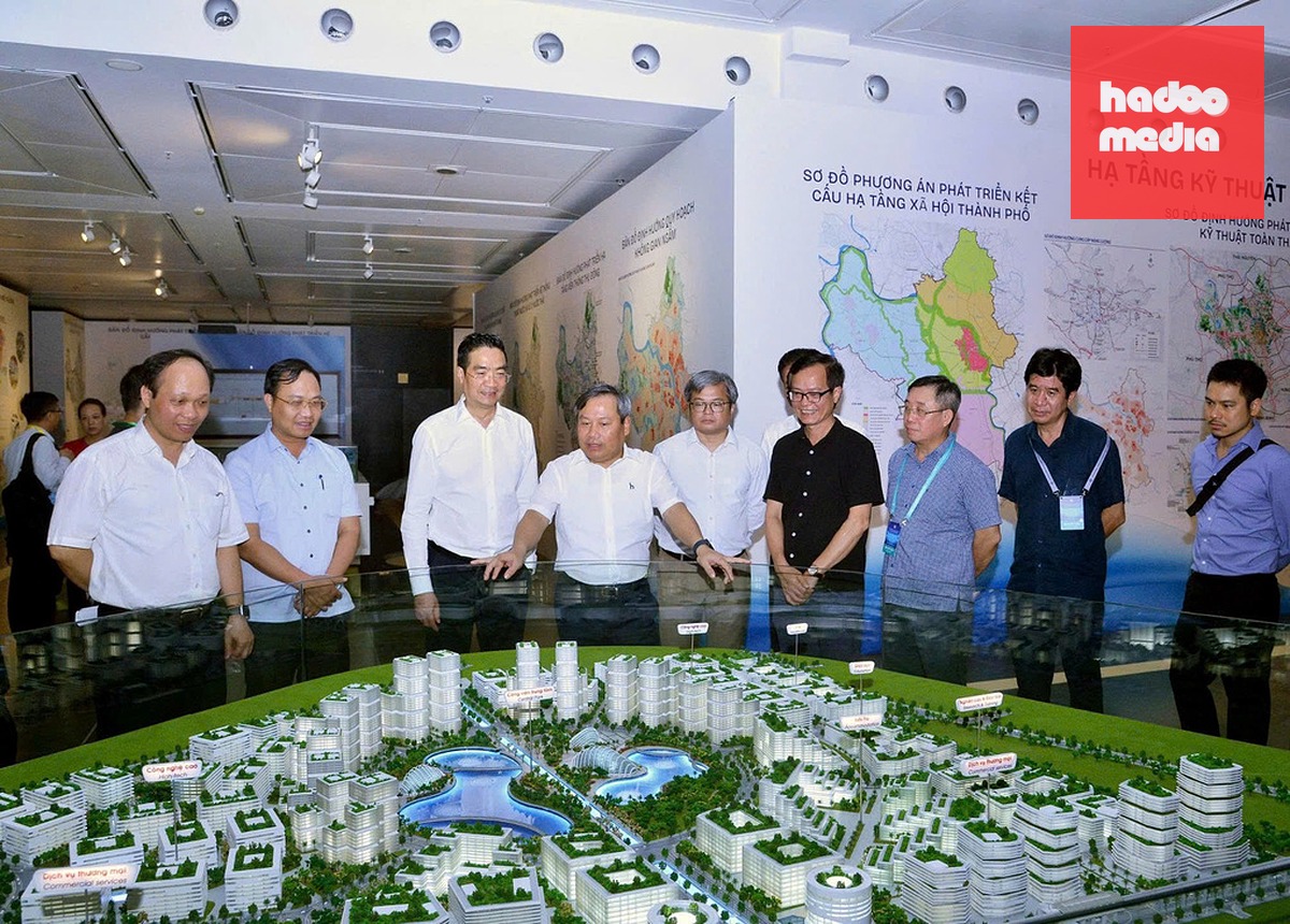 Chủ tịch UBND thành phố Hà Nội Vũ Đại Thắng kiểm tra công tác chuẩn bị hội nghị, sáng 28/6. Ảnh: Viết Thành