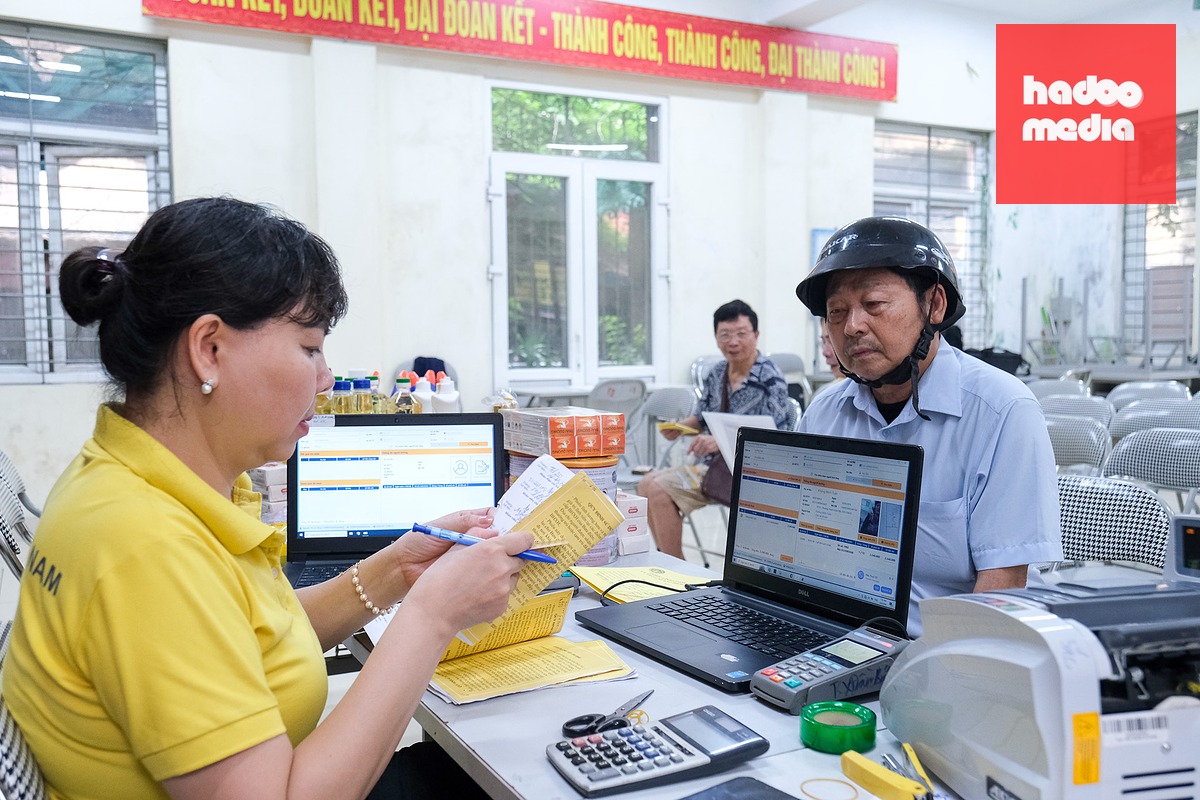 Người cao tuổi hưởng lương hưu tại Hà Nội - Ảnh: HÀ QUÂN