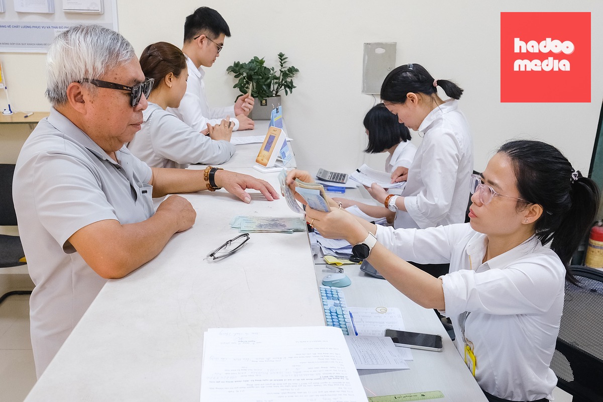 Cán bộ ngành bưu điện hỗ trợ chi trả trực tiếp lương hưu cho người hưởng - Ảnh: HÀ QUÂN
