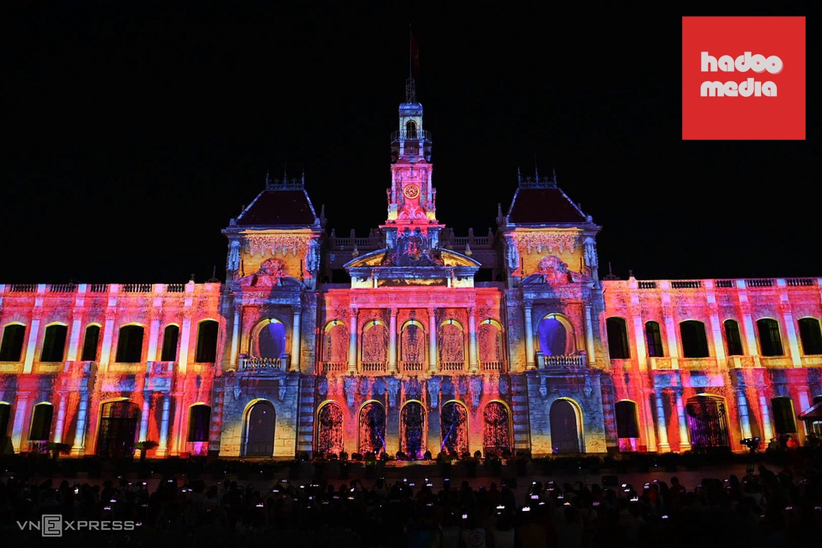 Trình diễn công nghệ 3D Mapping trên mặt tiền tòa nhà trụ sở UBND TP HCM. Ảnh: Đức Đồng