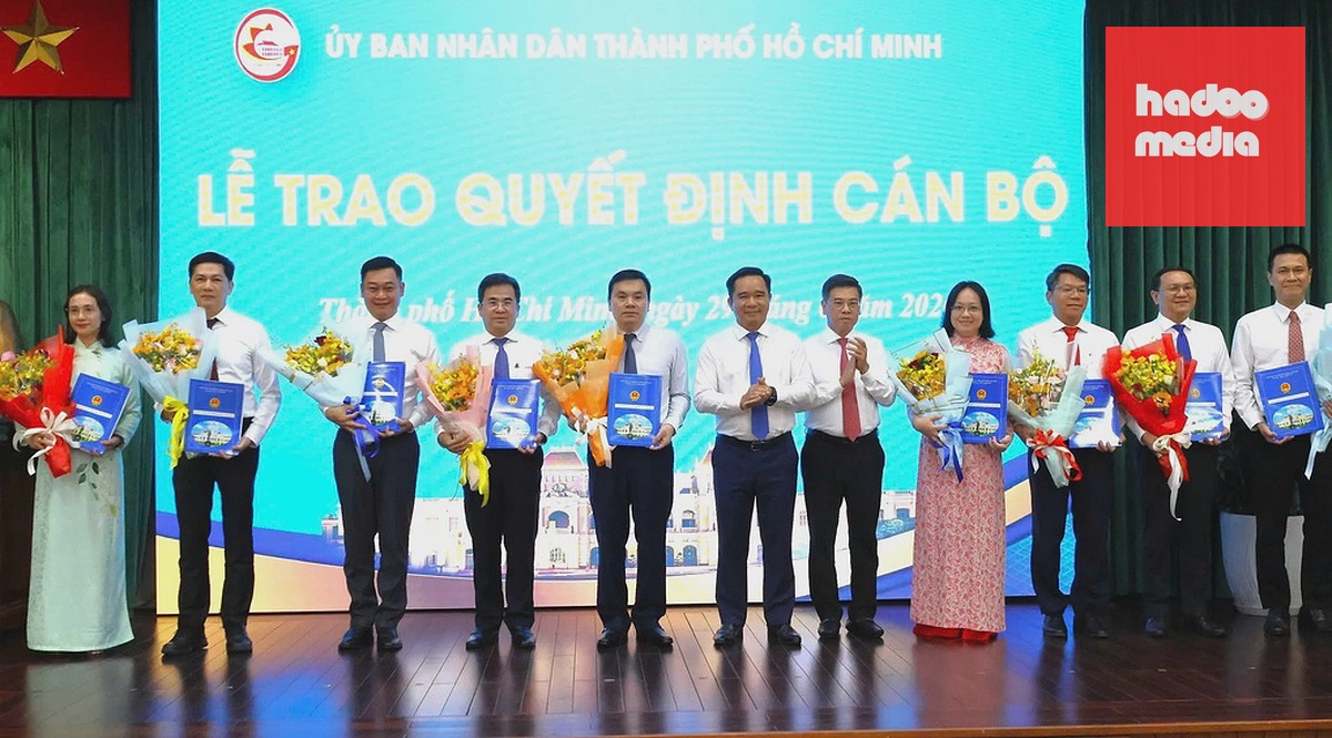 Từ phải sang, PGS. TS Lê Văn Thăng (thứ ba), ông Lâm Đình Thắng (thứ hai) nhận quyết định sáng 29/6. Ảnh: Võ Liên
