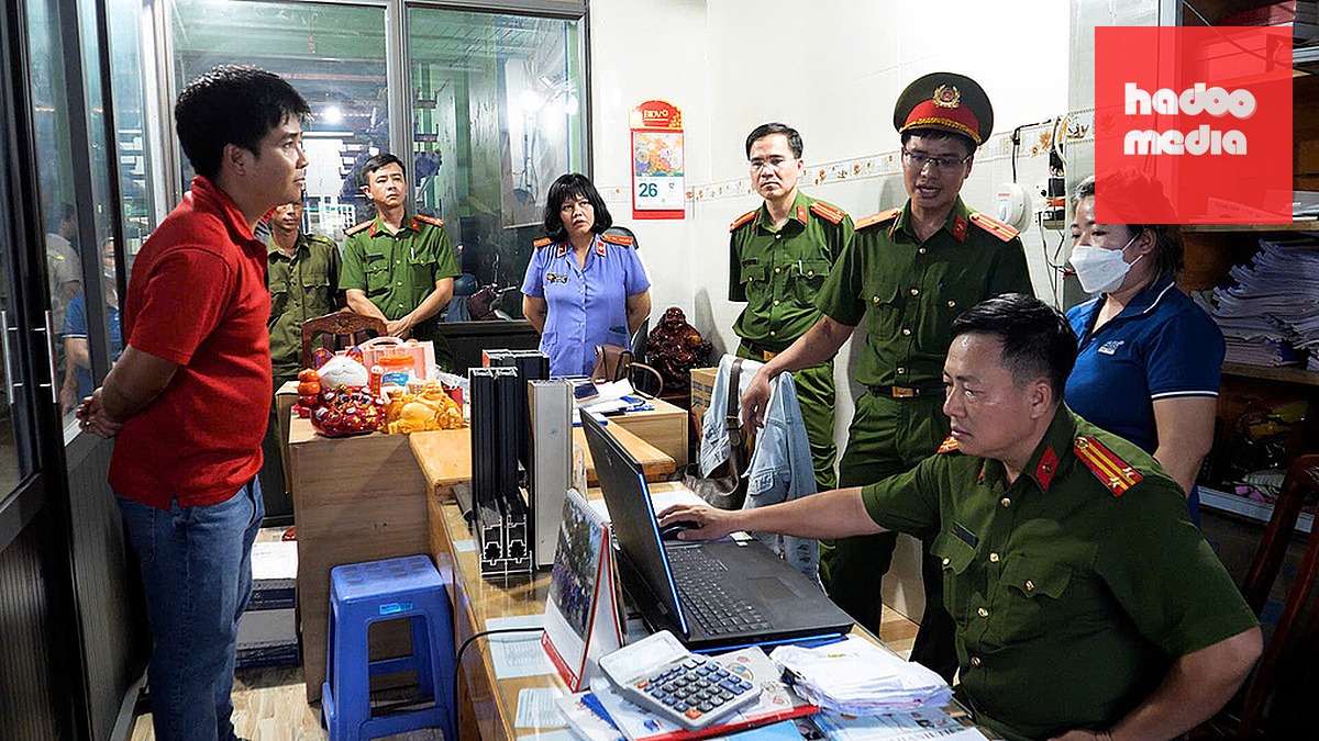 Công an khám xét nơi làm việc của các bị can. Ảnh: Công an Khánh Hòa