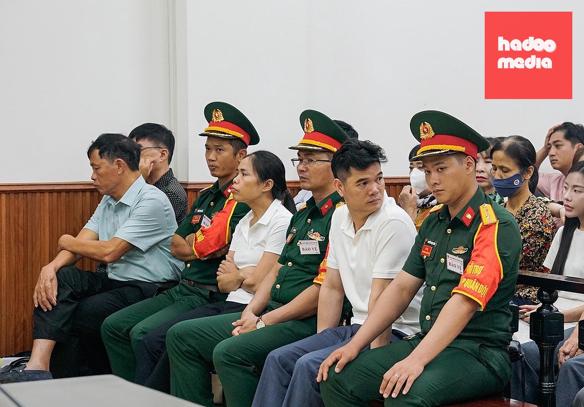 Hai cựu thiếu tướng Quang và Cường (ngoài cùng bên trái). Ảnh: Danh Lam