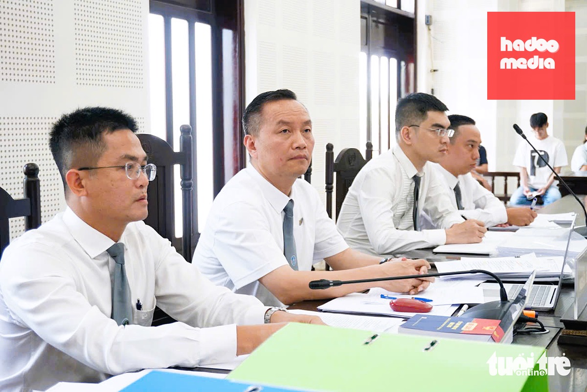 Các luật sư tham gia phiên tòa - Ảnh: ĐOÀN CƯỜNG