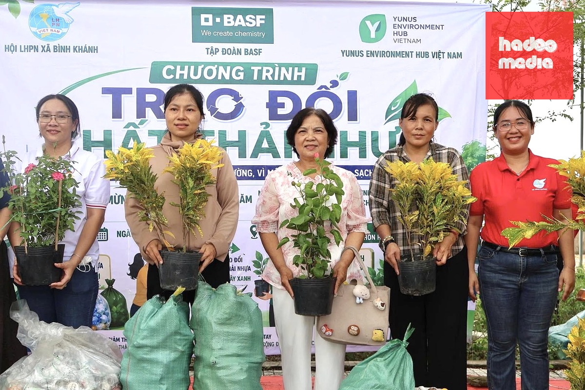 Người dân xã Bình Khánh mang rác thải nhựa đến đổi lấy cây xanh tại lễ phát động hưởng ứng phong trào "Toàn dân chung tay bảo vệ môi trường, vì một Việt Nam xanh - sạch - đẹp" - Ảnh: MINH CHÂU