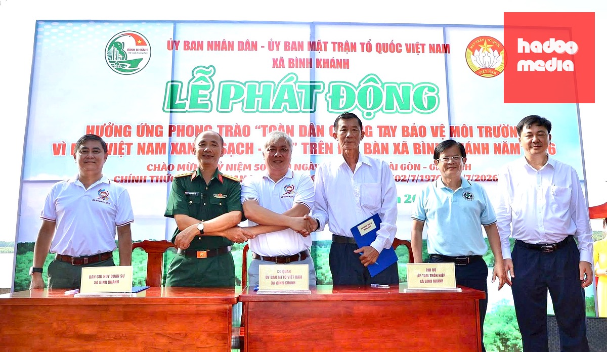 Ủy ban Mặt trận Tổ quốc Việt Nam xã Bình Khánh ký kết phối hợp Ban Chỉ huy Quân sự xã và Chi bộ ấp Tam Thôn Hiệp thực hiện công trình Thành phố muôn sắc hoa tại ấp Tam Thôn Hiệp, xã Bình Khánh - Ảnh: MINH CHÂU
