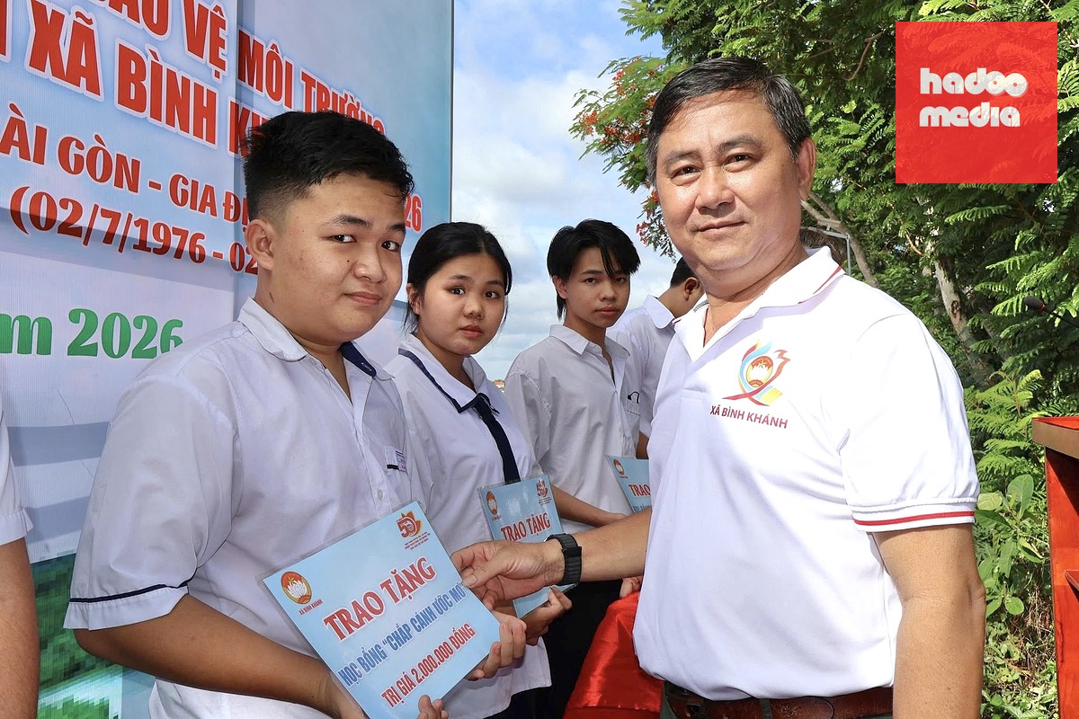 Ông Huỳnh Anh Tuấn - Phó bí thư thường trực Đảng ủy xã Bình Khánh - tặng học bổng cho các em học sinh có hoàn cảnh khó khăn trên địa bàn - Ảnh: MINH CHÂU