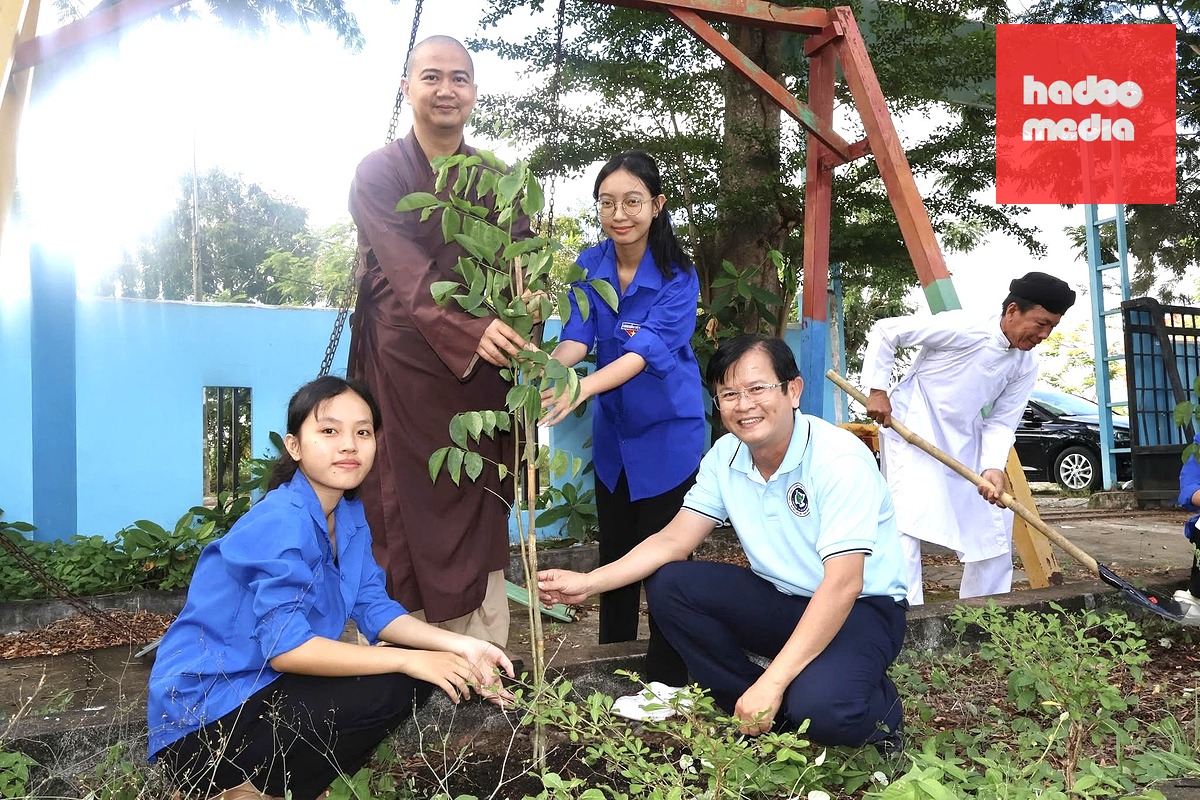 Lãnh đạo địa phương và người dân xã Bình Khánh trồng cây xanh tại công viên bờ kè Tam Thôn Hiệp và các ấp trên địa bàn - Ảnh: MINH CHÂU