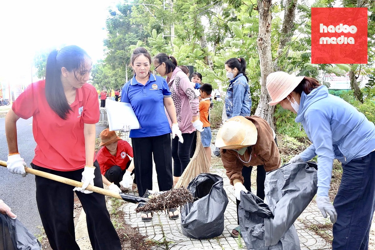 Dịp này, xã Bình Khánh ra quân dọn vệ sinh các tuyến đường, hưởng ứng phong trào "Toàn dân chung tay bảo vệ môi trường, vì một Việt Nam xanh - sạch - đẹp" - Ảnh: MINH CHÂU