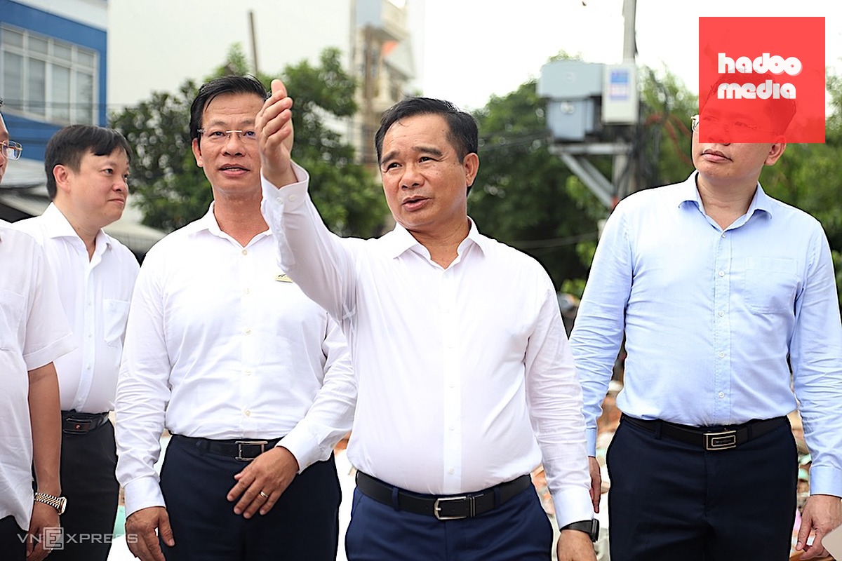 Chủ tịch UBND Nguyễn Văn Được (thứ hai từ phải sang) khảo sát dự án cải tạo rạch Xuyên Tâm đoạn qua khu vực cầu Bùi Đình Túy, phường Bình Thạnh, chiều 29/6. Ảnh: Đình Văn