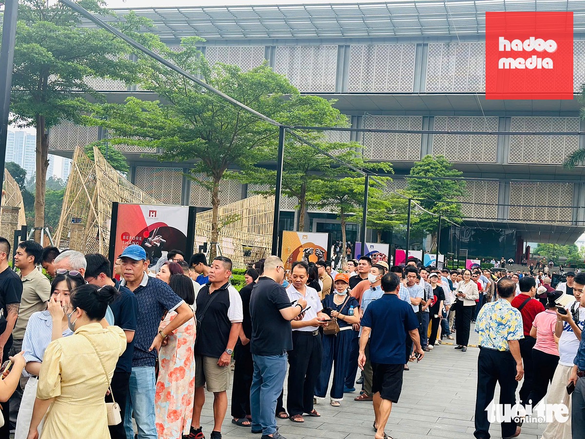 Người dân xếp hàng chờ vào bên trong Bảo tàng Hà Nội để xem không gian trưng bày triển lãm Quy hoạch tổng thể thủ đô Hà Nội tầm nhìn 100 năm