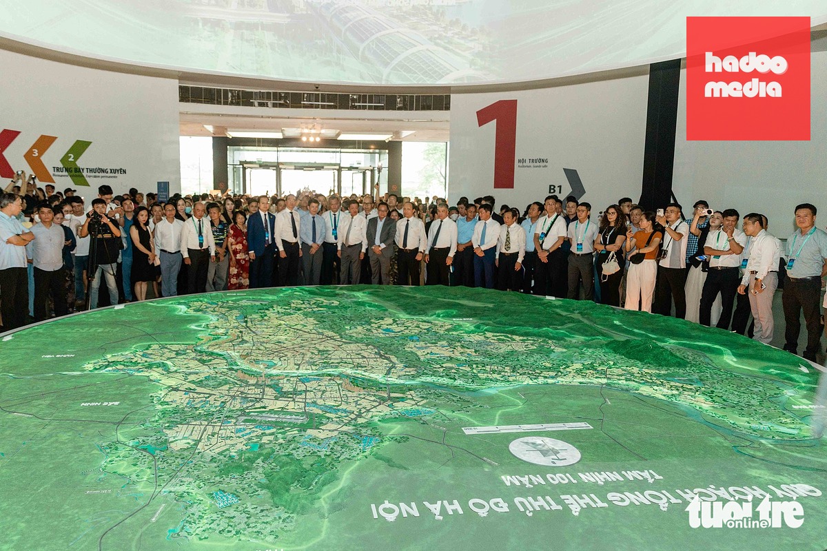 Lãnh đạo Hà Nội và các đại biểu tham quan không gian triển lãm