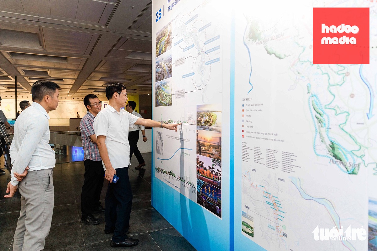 Hàng ngàn người dân đổ về Bảo tàng Hà Nội, xếp hàng xem bản quy hoạch thủ đô tầm nhìn 100 năm - Ảnh 9.