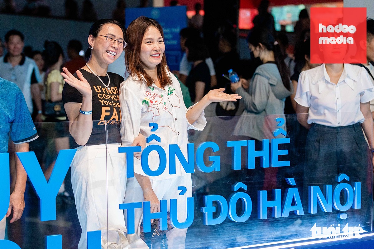 Hàng ngàn người dân đổ về Bảo tàng Hà Nội, xếp hàng xem bản quy hoạch thủ đô tầm nhìn 100 năm - Ảnh 10.