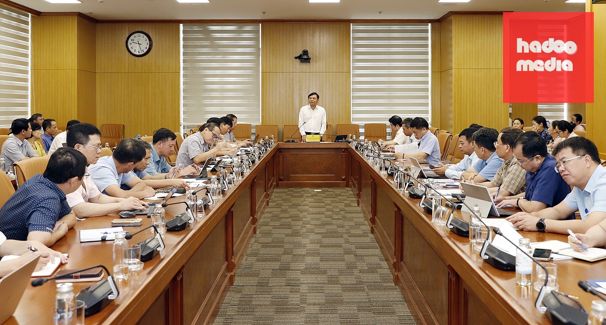 Thứ trưởng Bộ Nông nghiệp và Môi trường Nguyễn Hoàng Hiệp chủ trì hội nghị - Ảnh: KHƯƠNG TRUNG