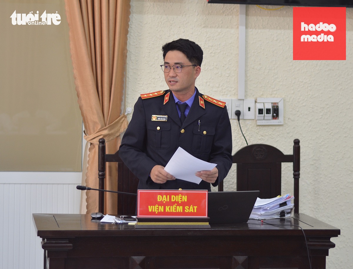 Đại diện Viện KSND tỉnh Lâm Đồng nêu quan điểm tại phiên phúc thẩm lần 3 vụ hủy hoại rừng ở Đắk Nông cũ - Ảnh: ĐỨC TRONG