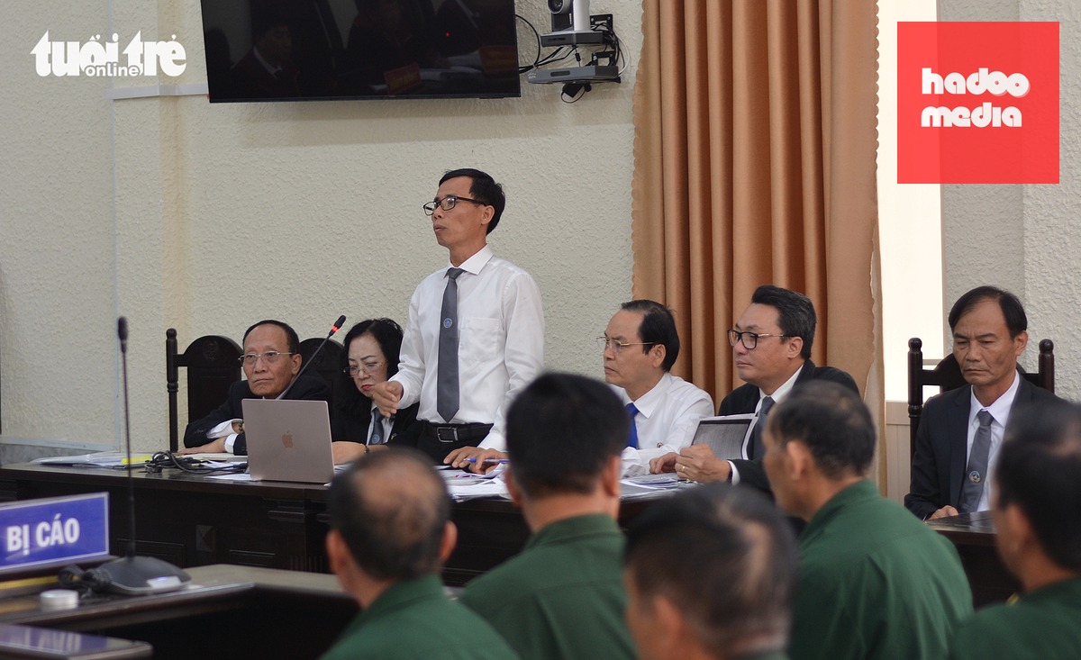 Các luật sư tham gia bào chữa cho các bị cáo là những cựu chiến bi kêu oan trong vụ hủy hoại rừng ở Đắk Nông cũ - Ảnh: ĐỨC TRONG