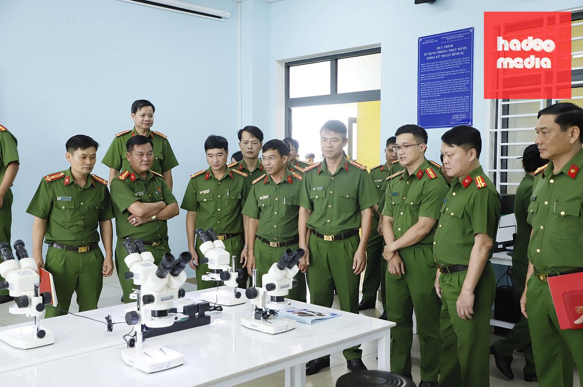 Viện Khoa học hình sự - Bộ Công an bàn giao thiết bị kỹ thuật hình sự hiện đại cho Trường đại học Cảnh sát nhân dân - Ảnh: CTV
