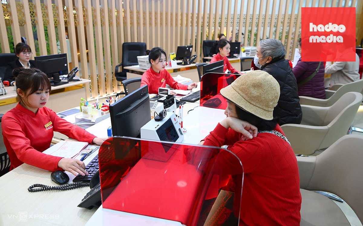 Giờ giao dịch tại một ngân hàng, tháng 2/2025. Ảnh: Giang Huy