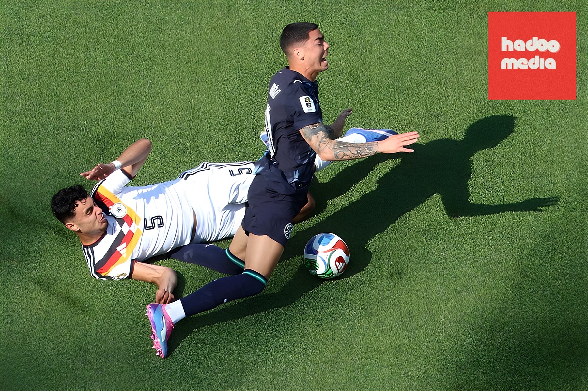 Hai đội không thiếu những tình huống va chạm nảy lửa. Ảnh: Sky Sports.