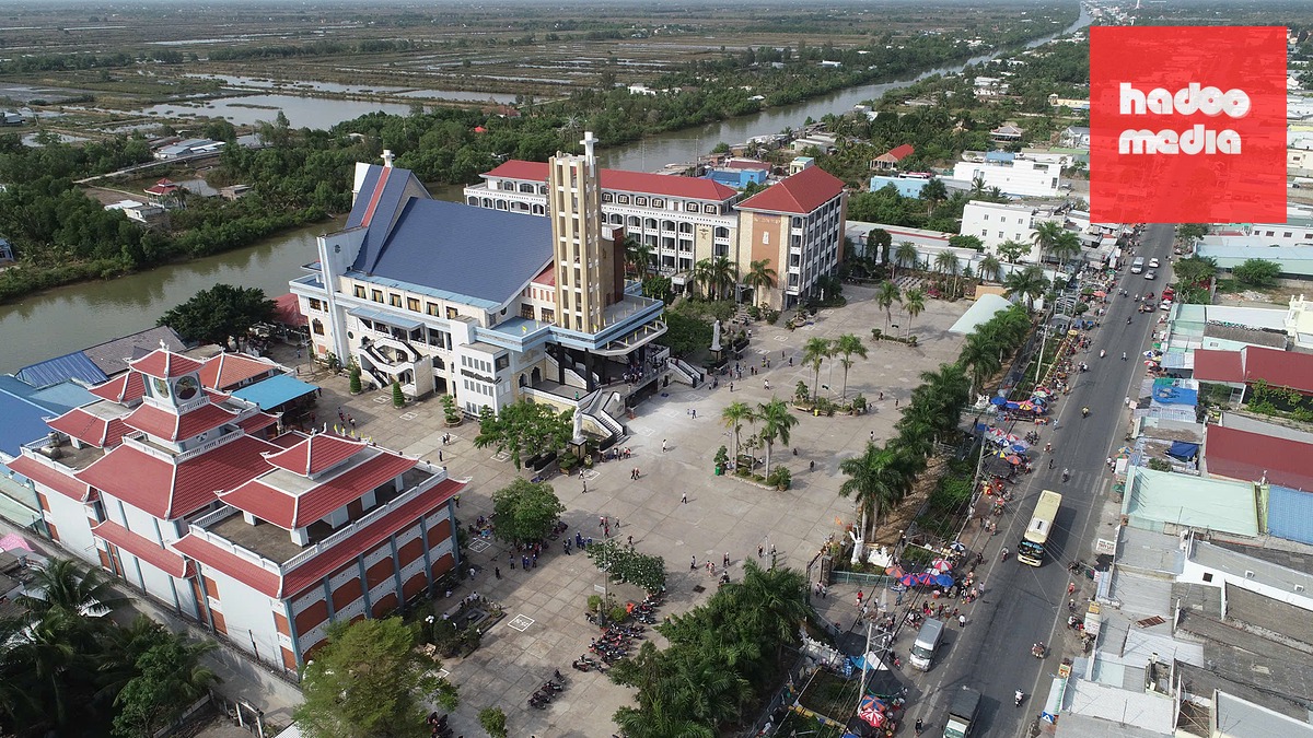 Quốc lộ 1 đoạn qua nhà thờ Tắc Sậy - Ảnh: PHAN THANH CƯỜNG