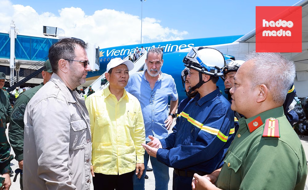 Đón đoàn tại sân bay là Ngoại trưởng Venezuela Yván Gil Pinto và Đại sứ Việt Nam tại Venezuela Vũ Trung Mỹ