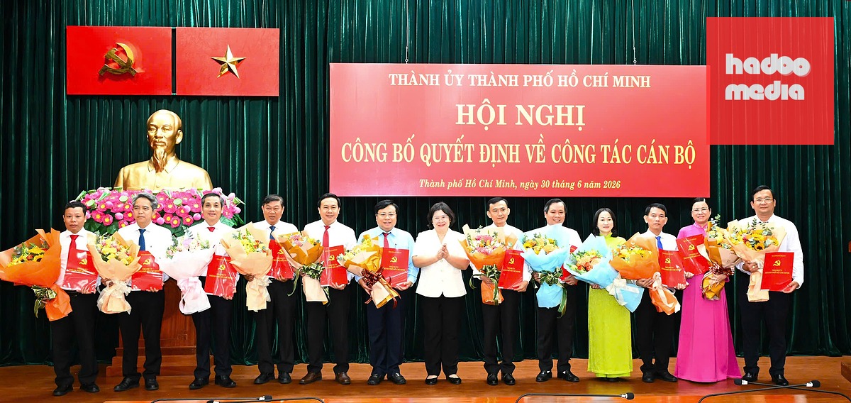 Phó bí thư Thành ủy TP.HCM Văn Thị Bạch Tuyết trao quyết định và tặng hoa đến cán bộ - Ảnh: VIỆT DŨNG