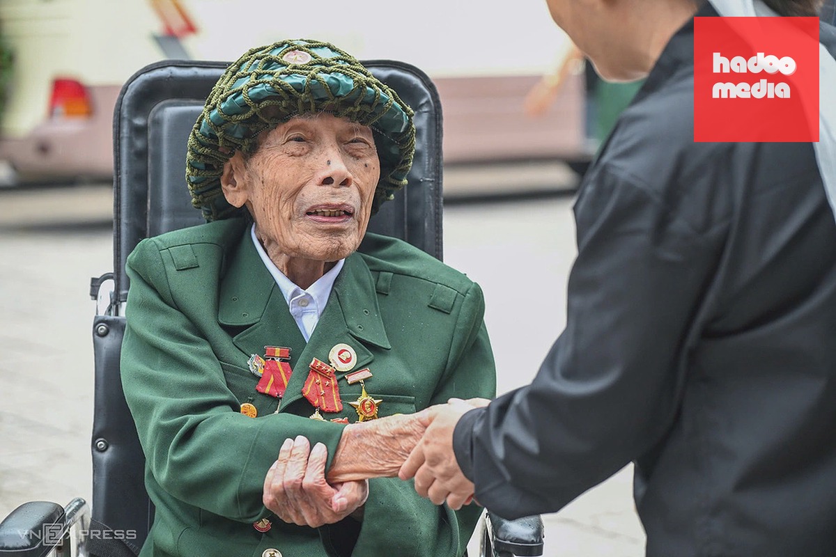 Cựu chiến binh Lê Bình đến viếng đại tá, anh hùng La Văn Cầu. Ảnh: Giang Huy